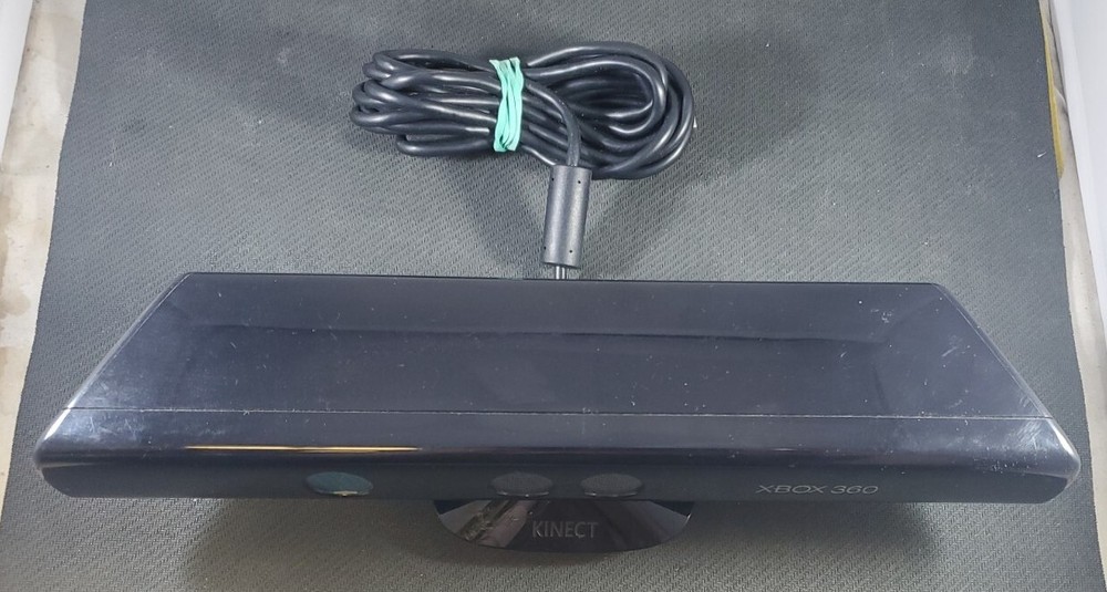 Xbox 360 Kinect Bundle: Sensor Bar, Kinectimals & Kinect Adventures, Tested #1