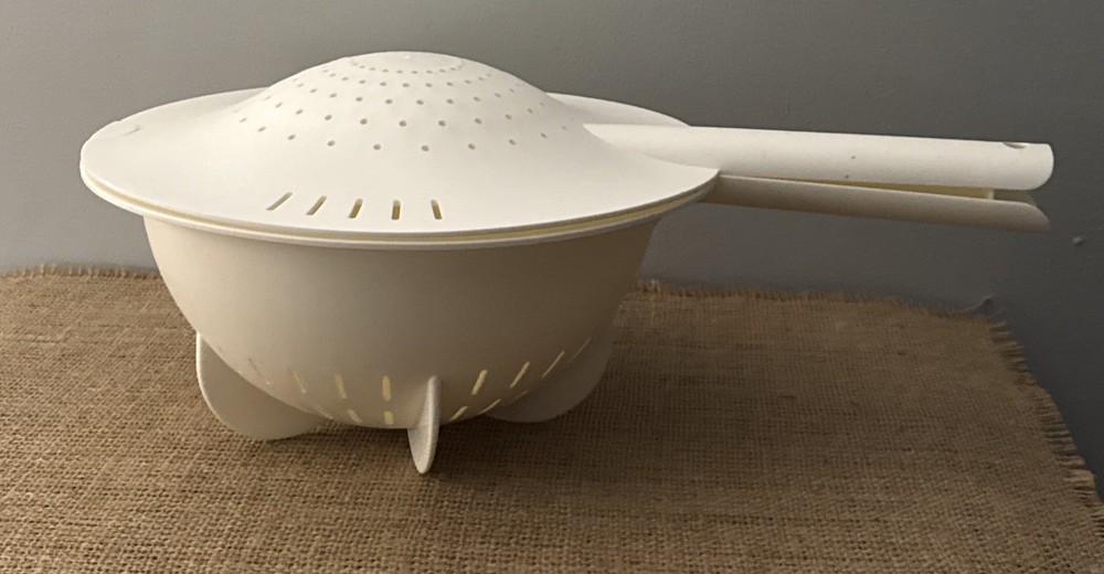 Tupperware Kitchen Tool Colander Strainer With Handle White 2632 Vintage W/Lid