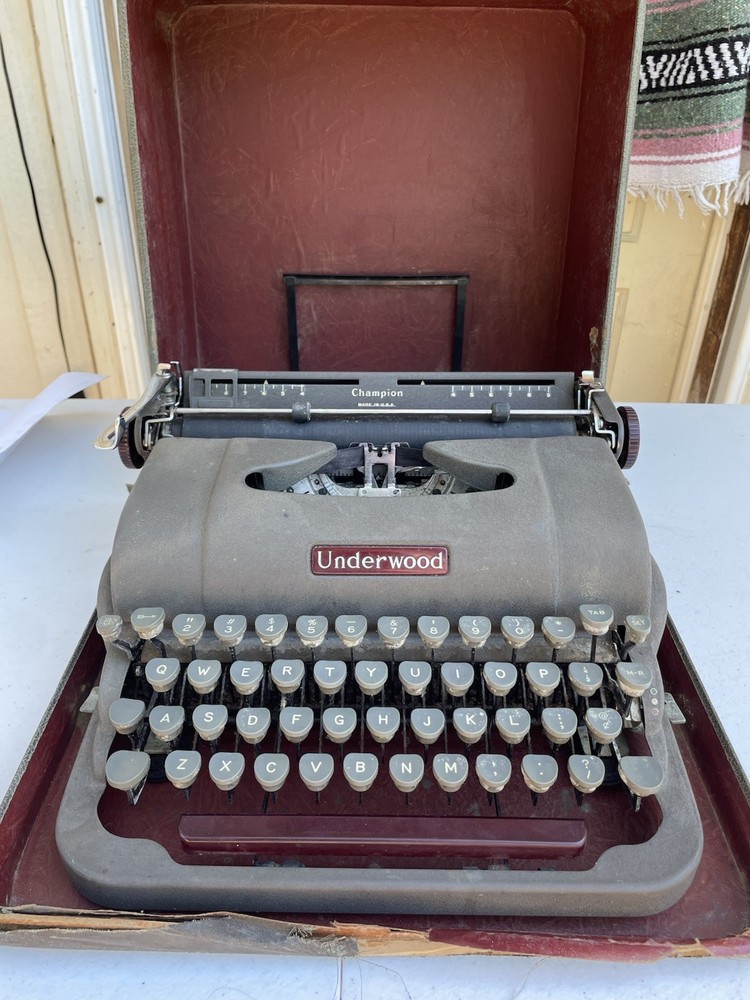 Underwood Champion Typewriter With Case - Read Description