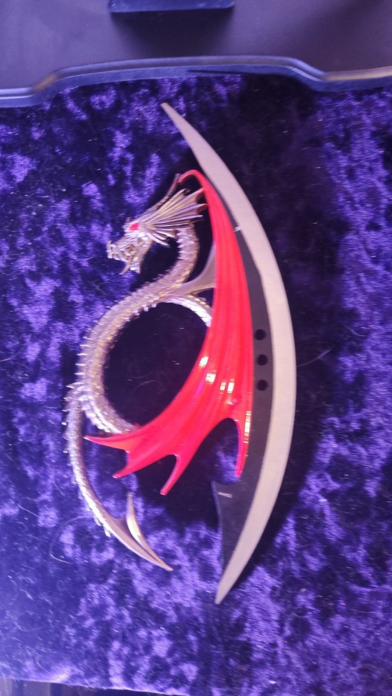 DUAL DRAGON KNIFE DISPLAY