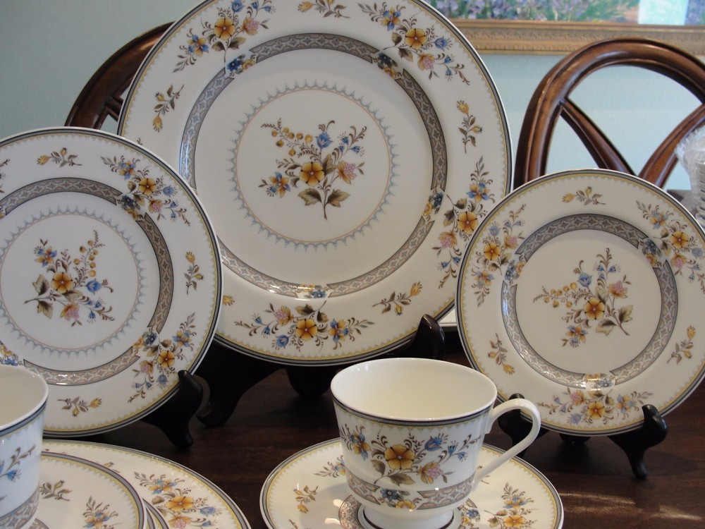 MIKASA CHIPPENDALE 2 5-PIECE PLACE SETTINGS LOT A