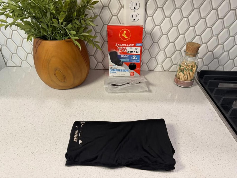 Mueller Sport Care EZRelief Compression Sleeve - Black, Size Small/Medium