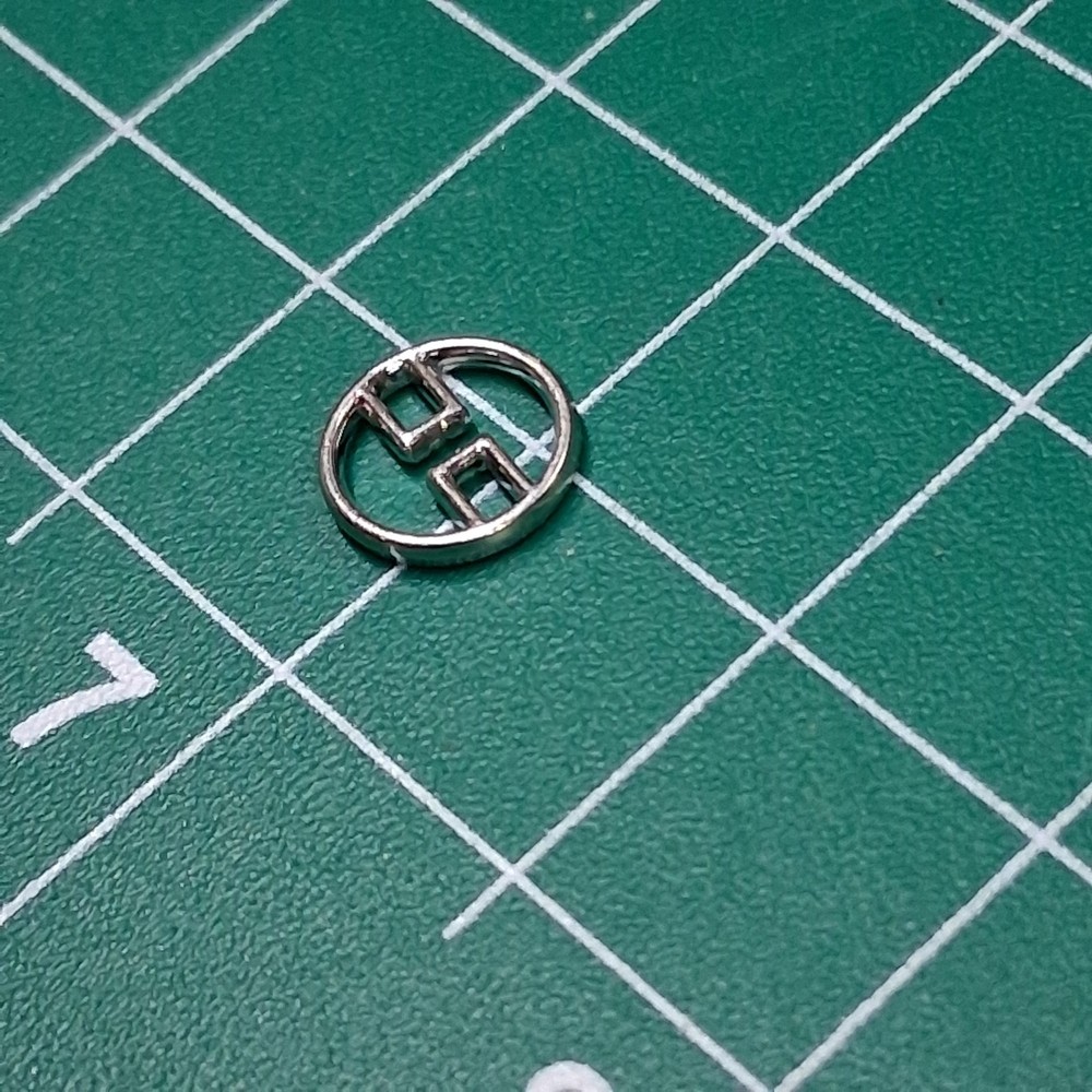 Round 2-Hole Wire Frame Designed Polished Silver Tone Metal Accent Button