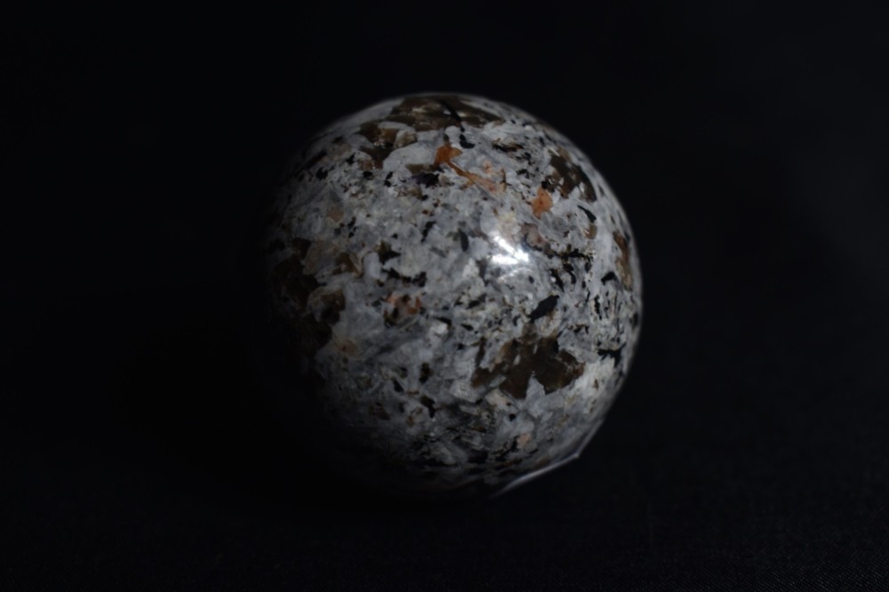 1.6" Yooperlite Sphere – UV Reactive Glow Crystal