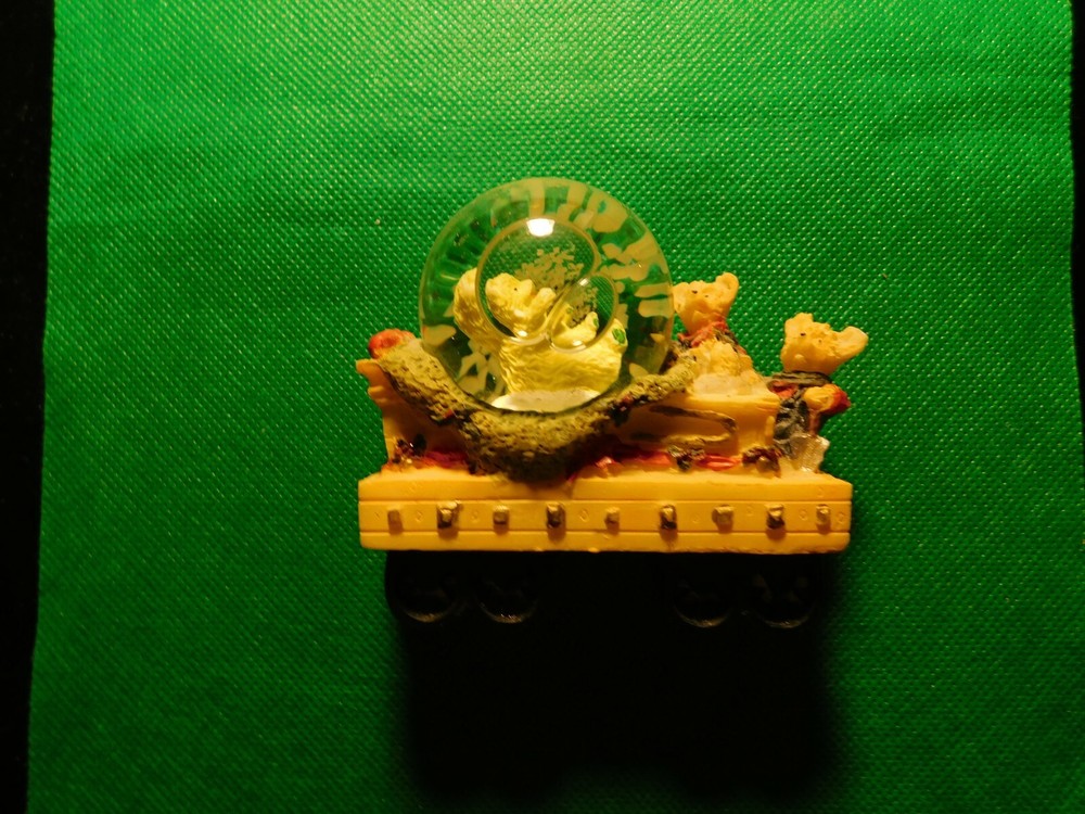 BEARS ON A TRAIN GLOBE FIGURINE!   c463UXX