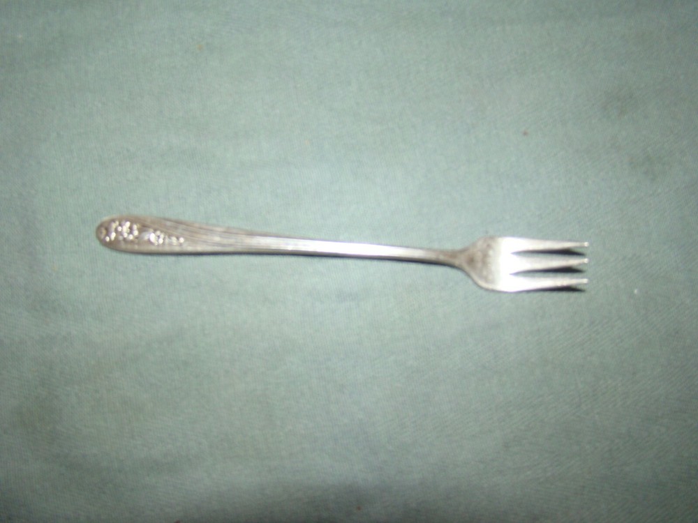 INTERNATIONAL TRADITION STERLING SILVER DESIRE COCKTAIL FORK NO MONOGRAM