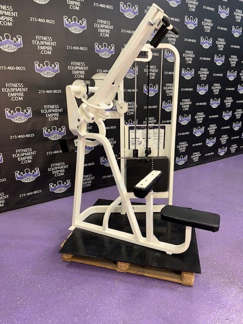 Cybex VR2 Bilateral Diverging Lat Pulldown