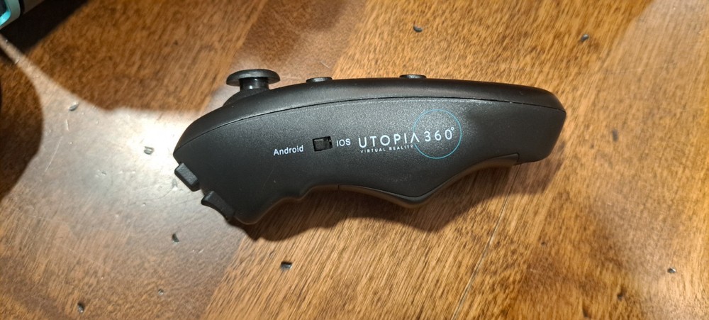 Utopia 360 Virtual Reality 3D Headset + Bluetooth Controller and box - used