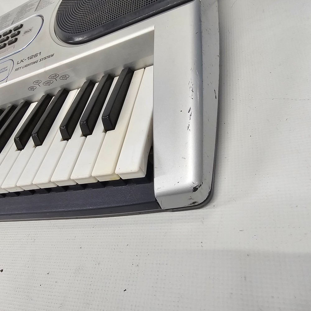 Radio Shack MIDI Lighted System Learner Keyboard 61 Keys LK-1261 (read)