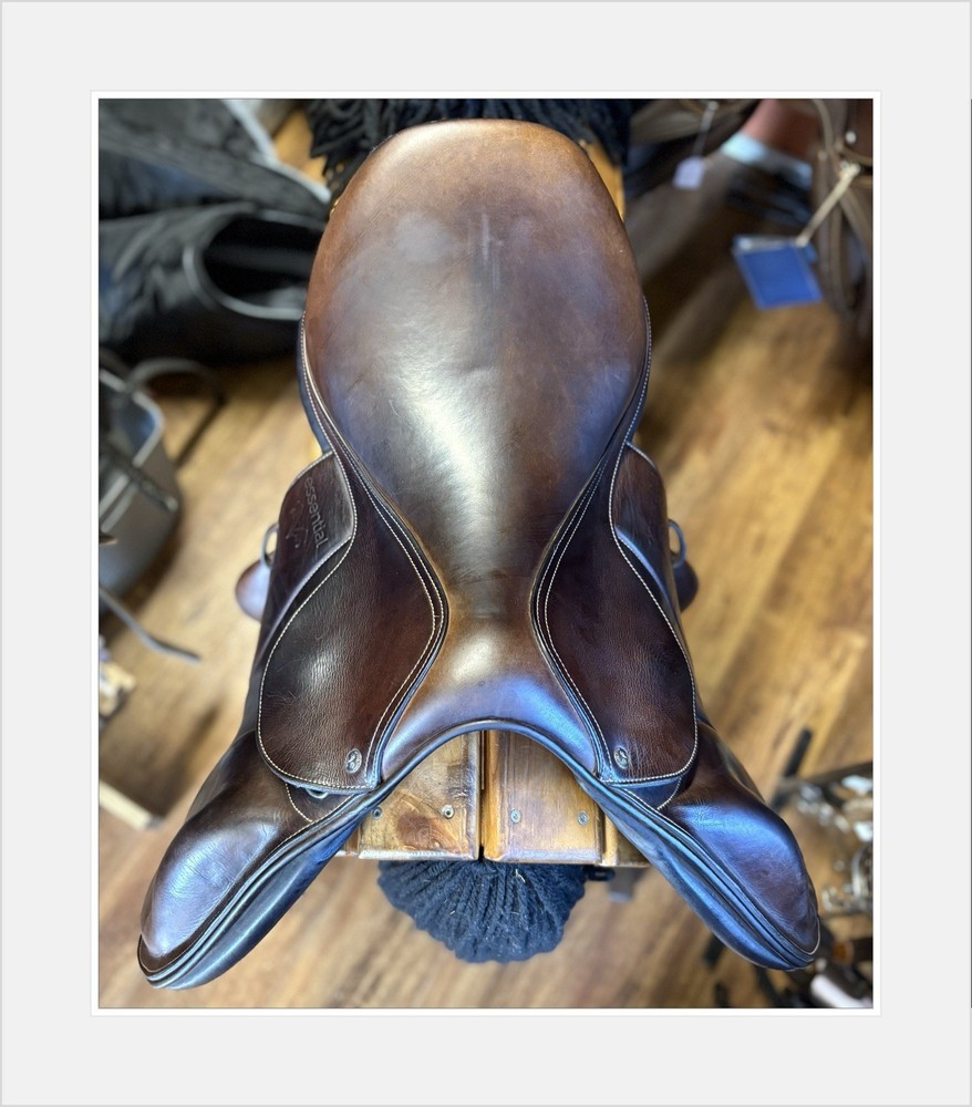 Voltaire Essential jump Saddle. 17.5” Interchangeable