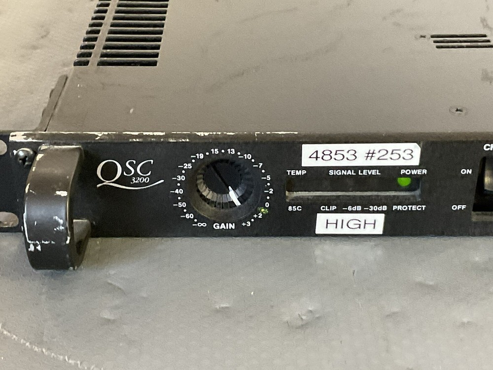 QSC 3200 Series Three 2-Channel Power Amplifier/ Powers On / GAR889