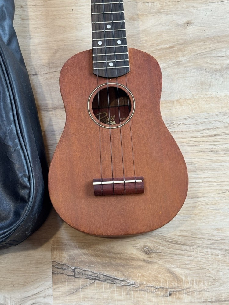 Rogue Fine Instruments RU12 Standard Soprano Ukulele W/ Case 4 String 20”
