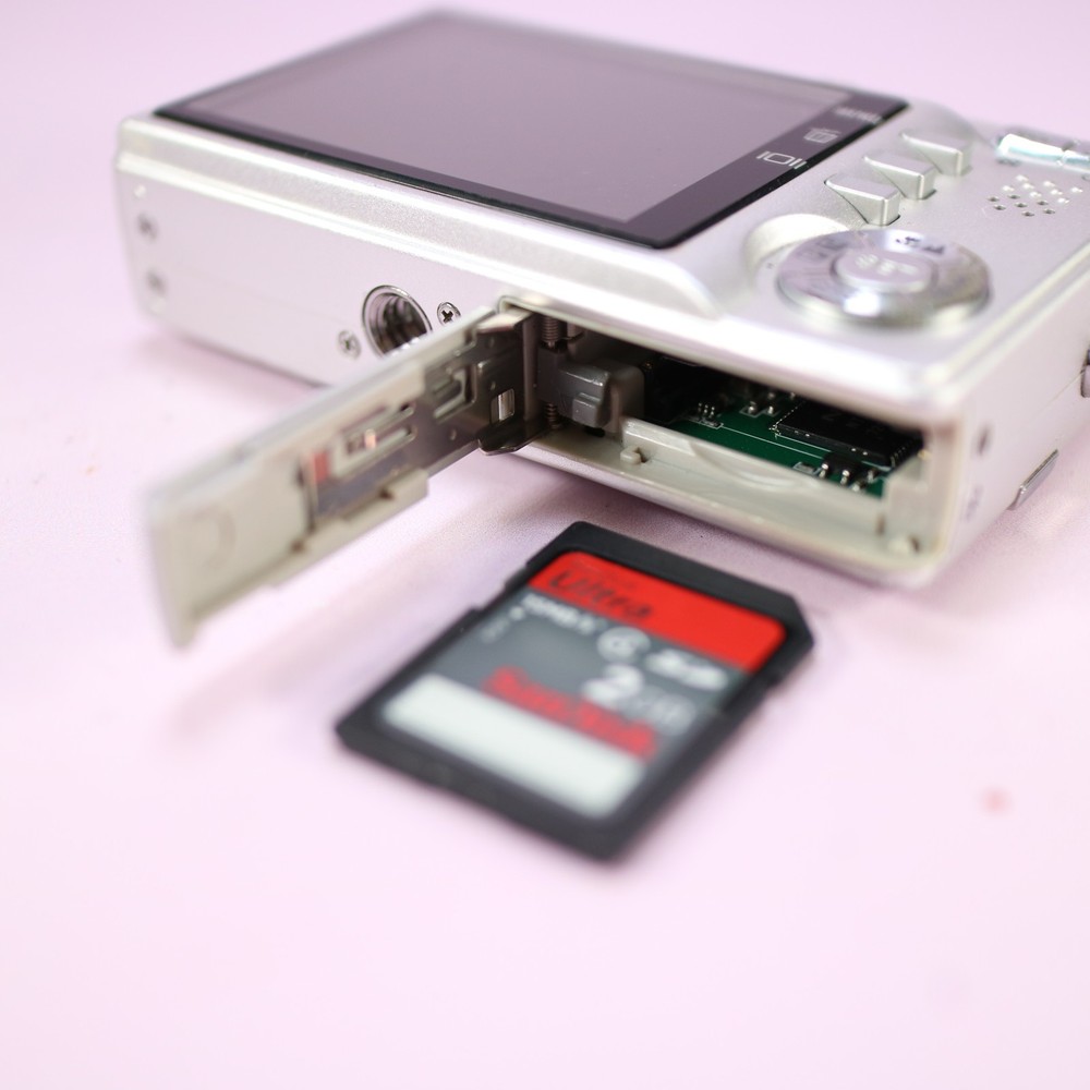 Hitachi Digital Camera HDC-756e 7.1MP Silver Tested