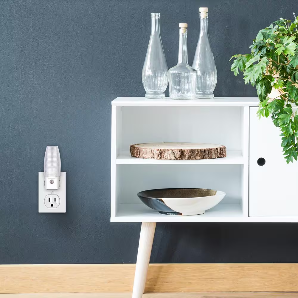 New 4 Pack White Automatic Sensor LED Night Lights - Standard USA PLUG