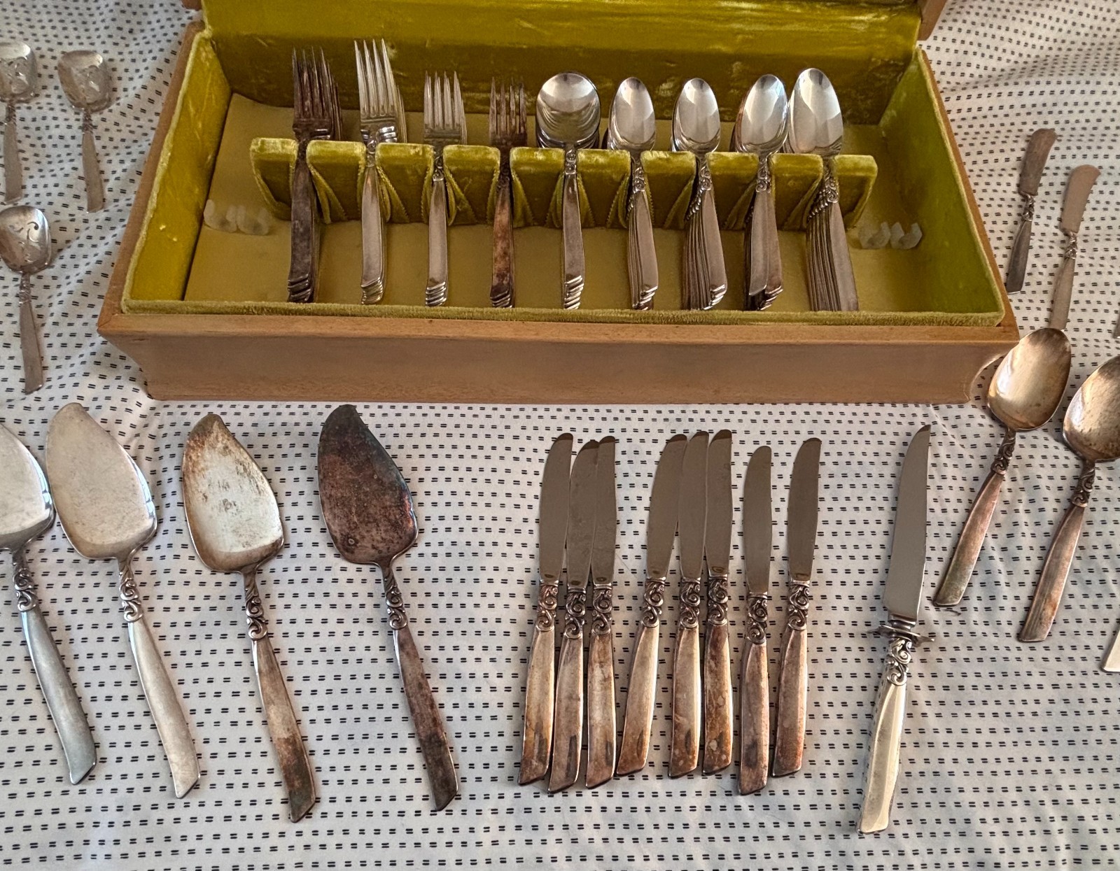 VINTAGE SILVER-PLATED COMMUNITY SOUTH SEAS PATTERN 130 PCS SET IN ORIGINAL CHEST