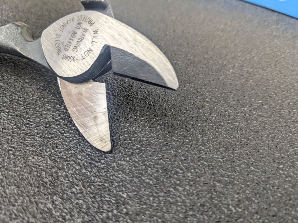 #bn098 Klein Tools Shears BX Cable Cutters Compact Lightweight Design