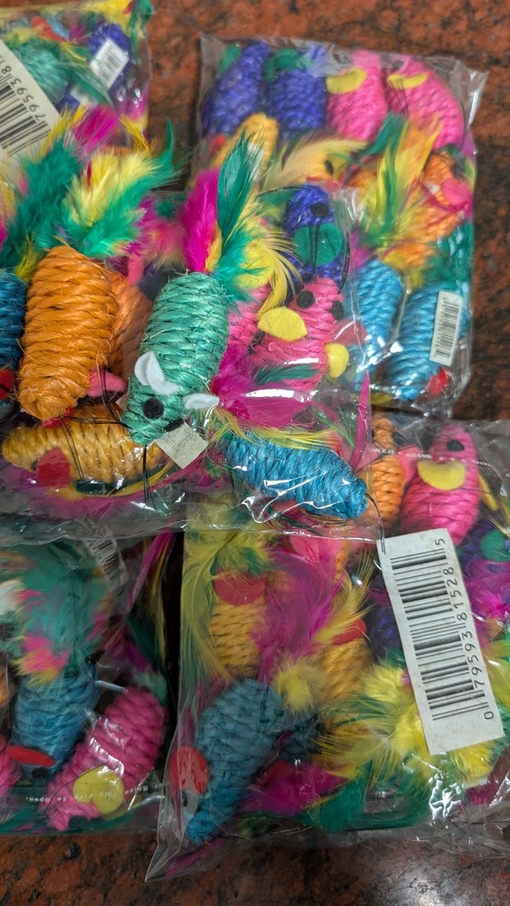 CAT TOY, SISAL MOUSE W/ FEATHERED TAIL