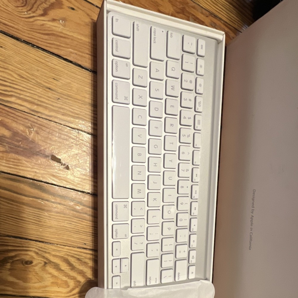 Apple Wireless Keyboard QWERTY English & Magic Mouse Bundle - White