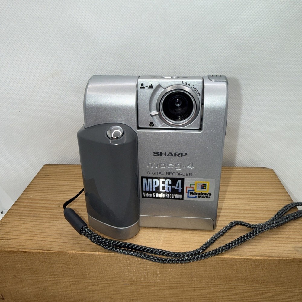 Sharp VN-EZ1H Digital Recorder Camera MPEG-4 Vintage + Memory Card & Reader