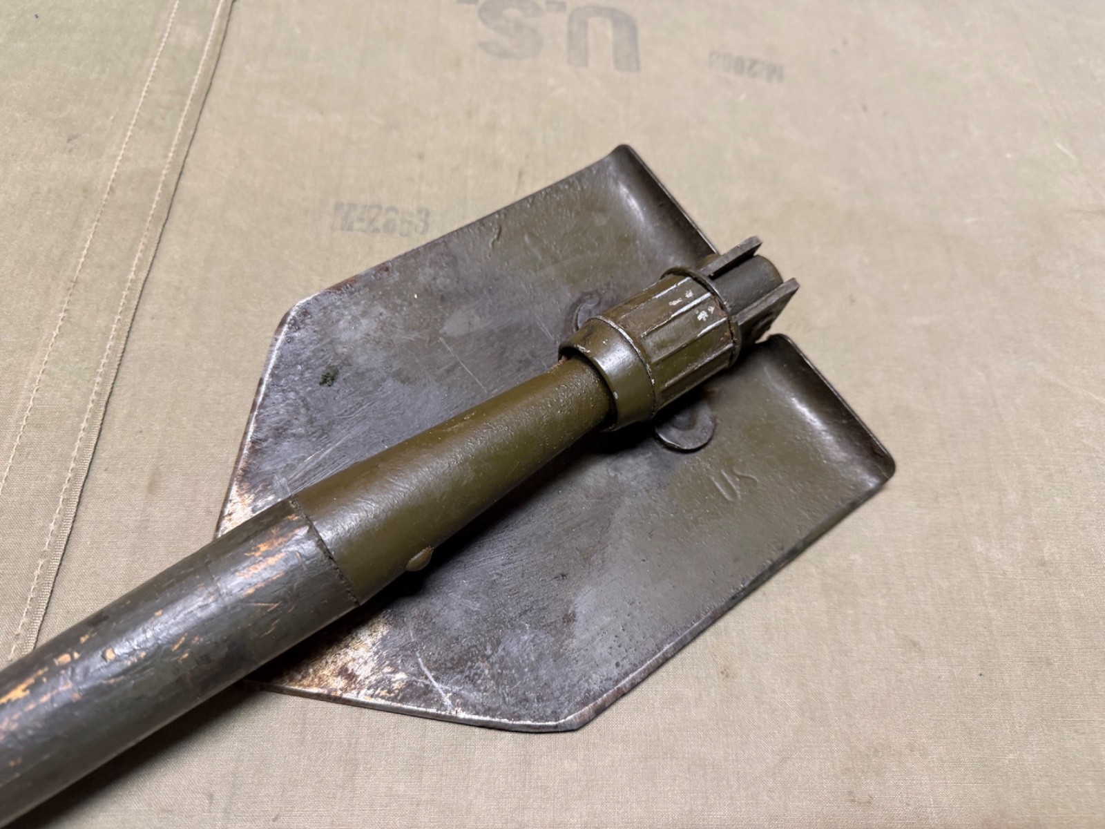 ORIGINAL WWII US ARMY M1943 COMBAT FIELD FOLDING SHOVEL-"US" stamped