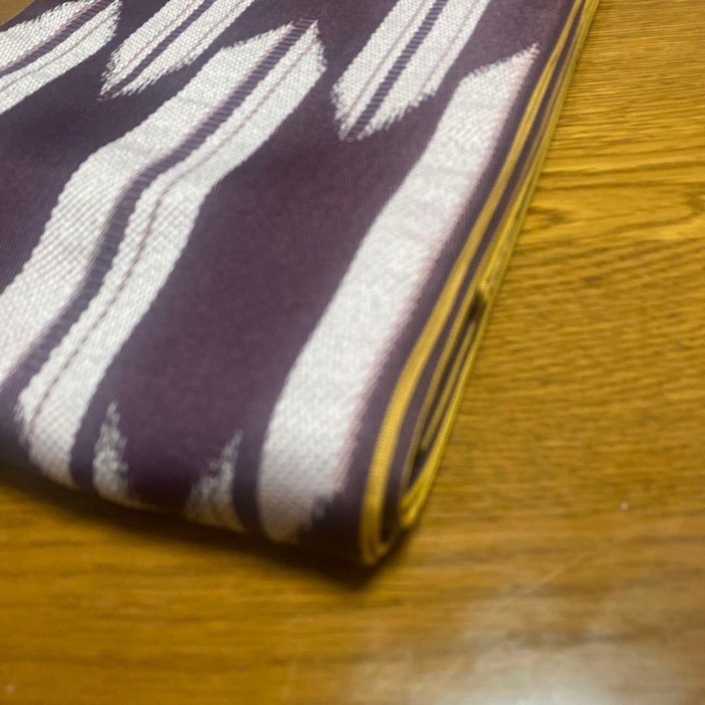 Wide half-width belt on both sides, arrow feather pattern, synthetic fiber