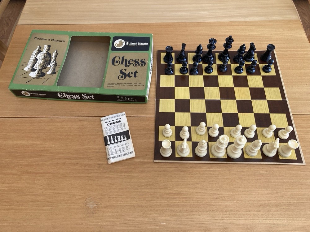 Gallant Knight Vintage Chess Set