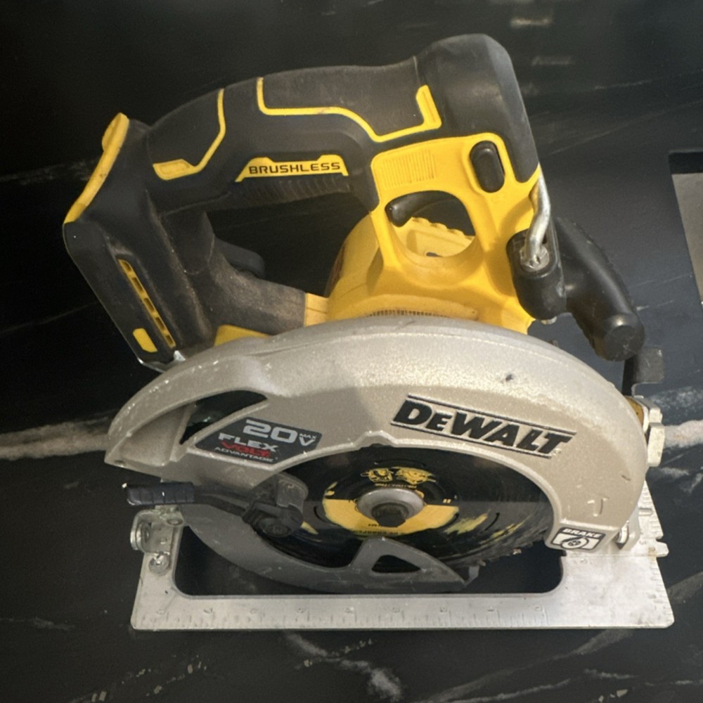 DEWALT 20V FLEXVOLT ADVANTAGE Brushless Cordless Circular Saw