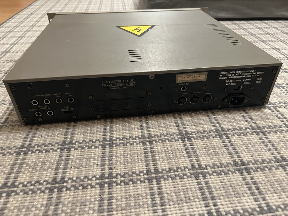 AKAI Professional S2800 MIDI Stereo Digital Rack Sampler