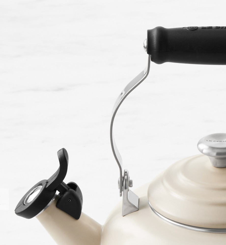 Le Creuset Classic Whistling Tea Kettle, Brioche NEW