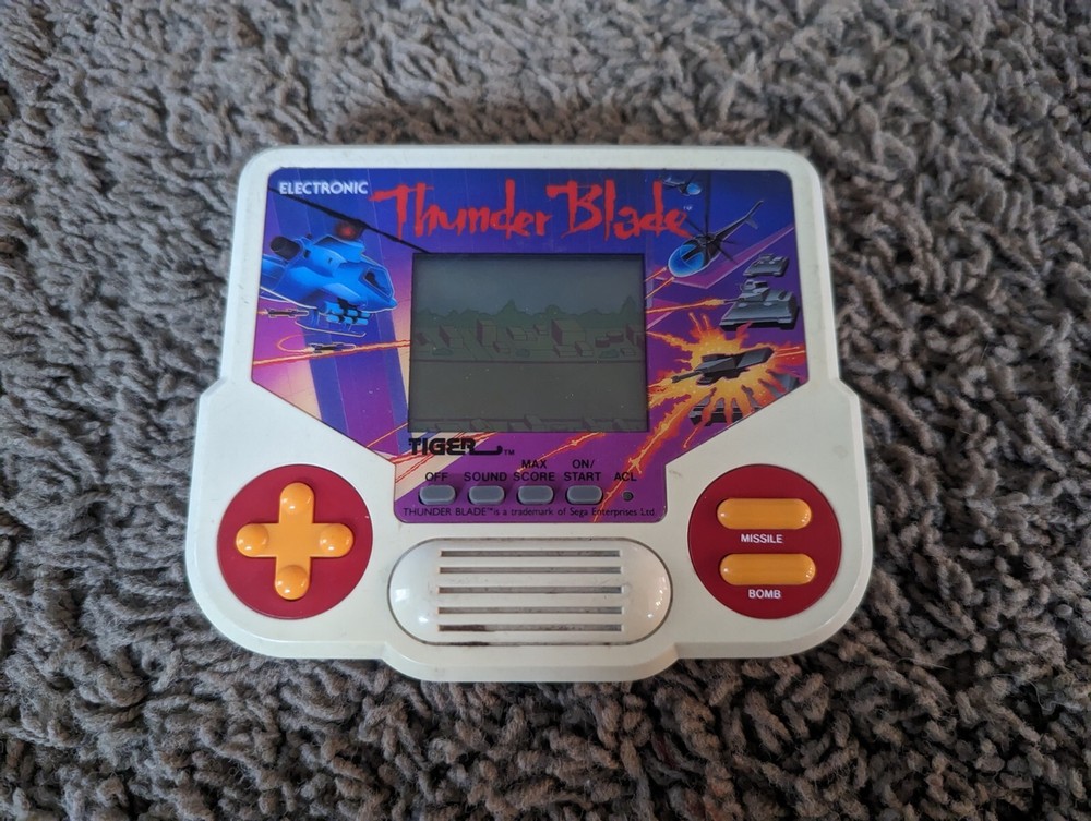 Tiger Electronics Thunder Blade Handheld Video Game works! Clean battery compart