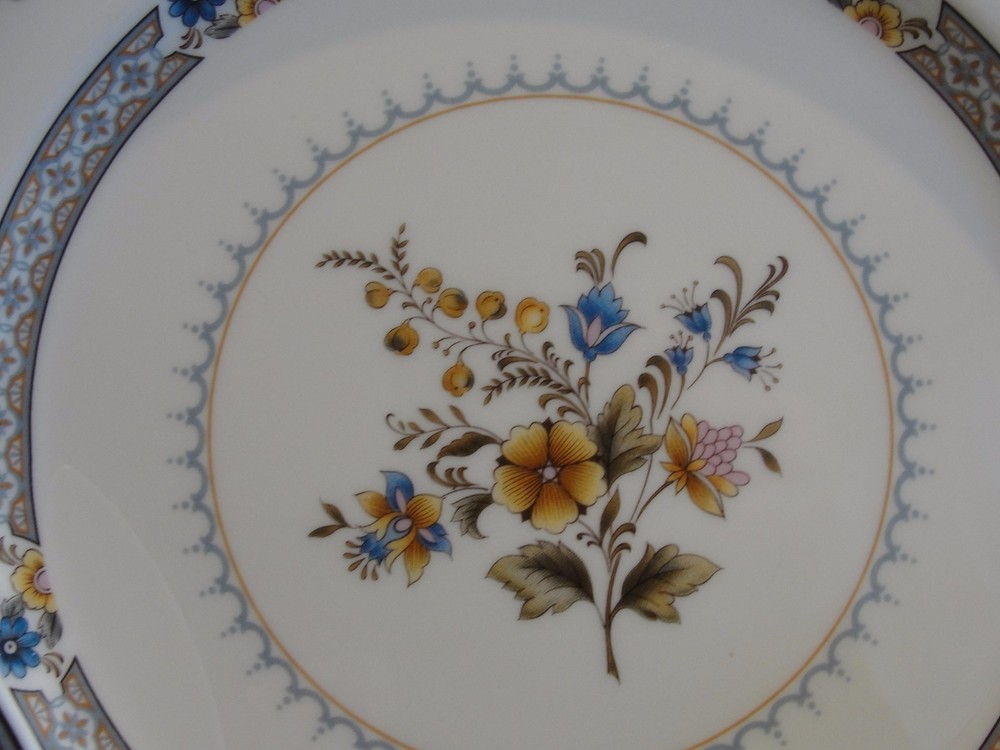 MIKASA CHIPPENDALE 2 5-PIECE PLACE SETTINGS LOT A