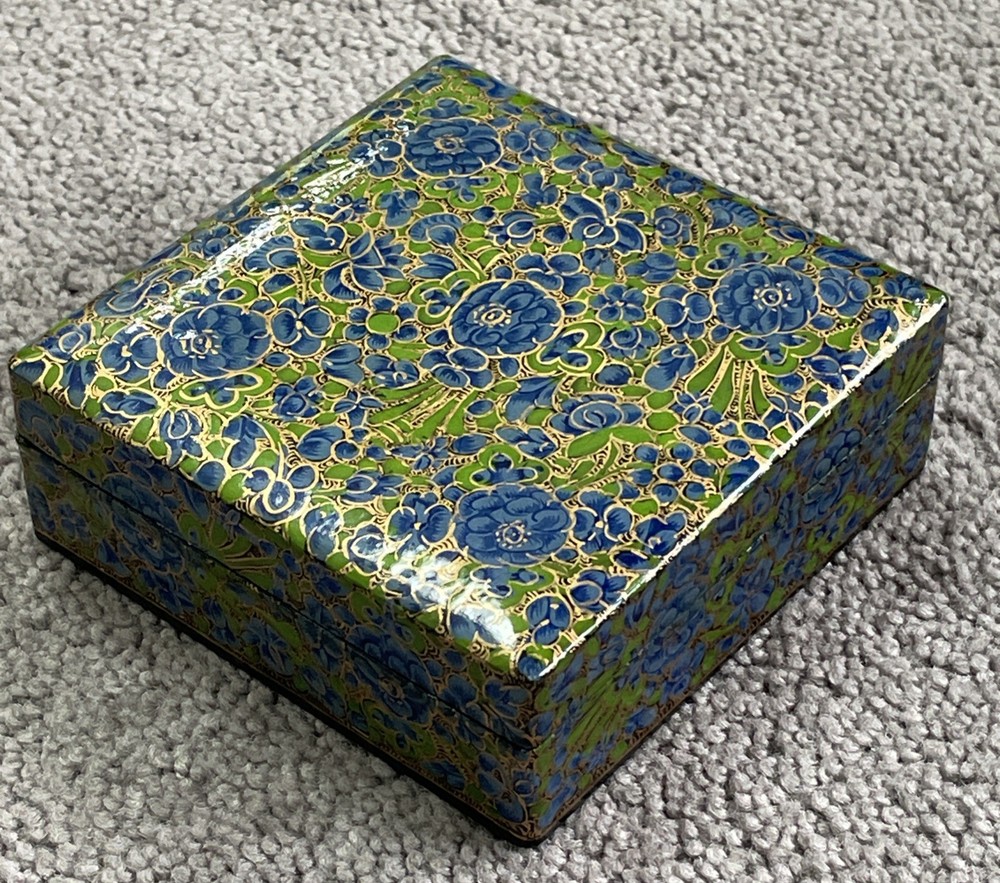 VINTAGE PAPER MACHE LACQUERED BOX AND 6 COASTERS SET