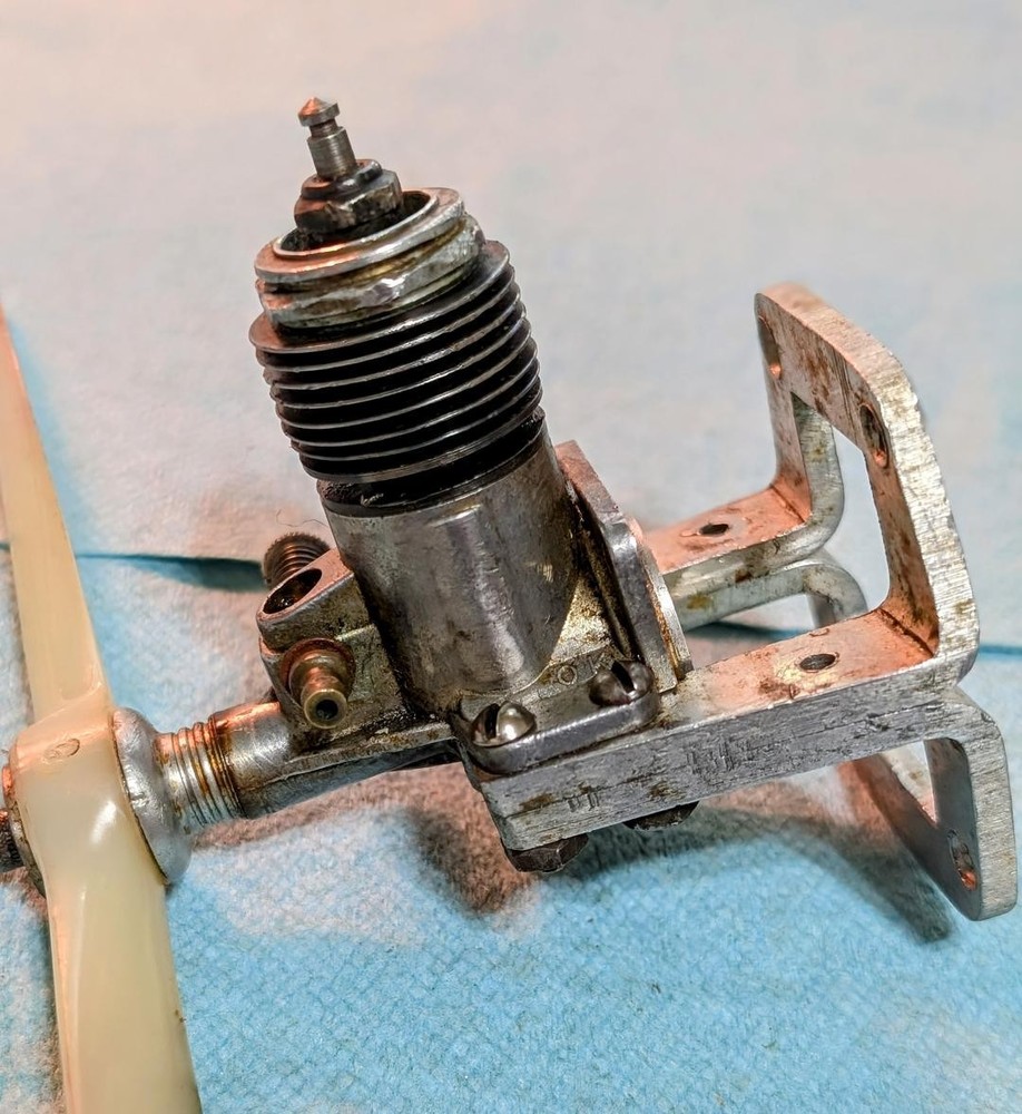 O K CUB .074 CONTROL LINE ENGINE WITH MOUNT, VERY GOOD CONDITION