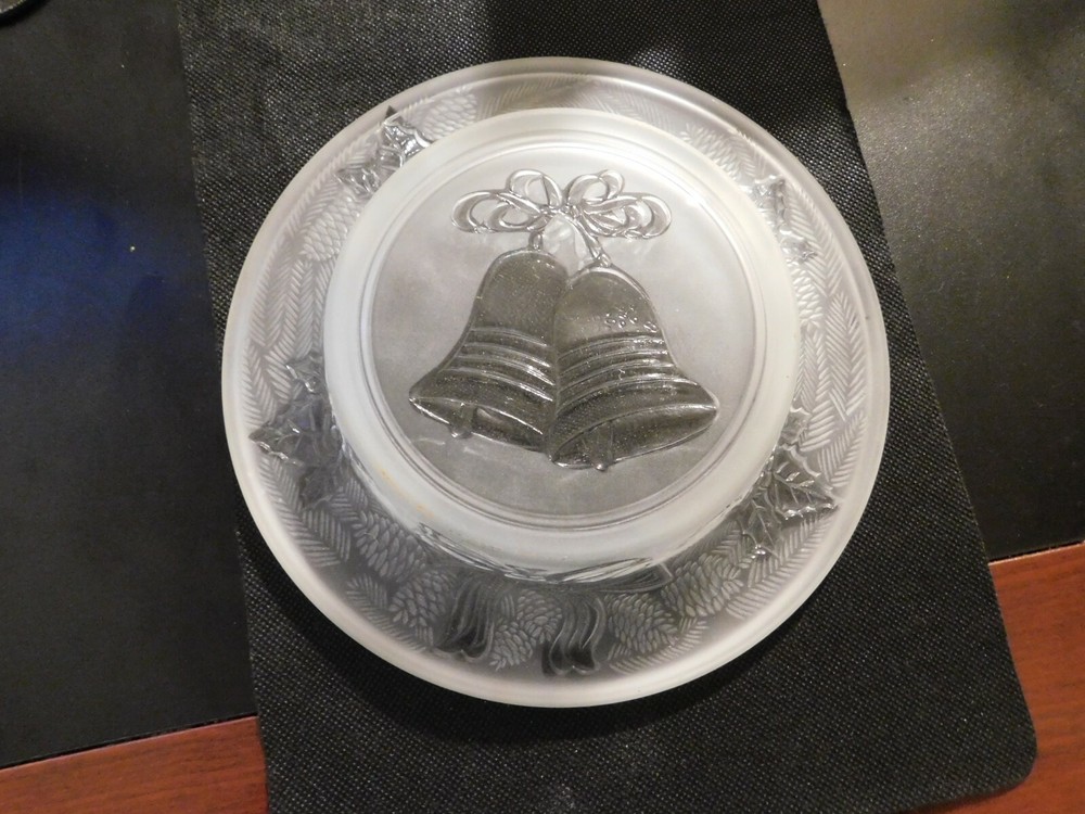 FROSTED BELL AND POINSETTIA CANDY/NUT DISH! e100DXX