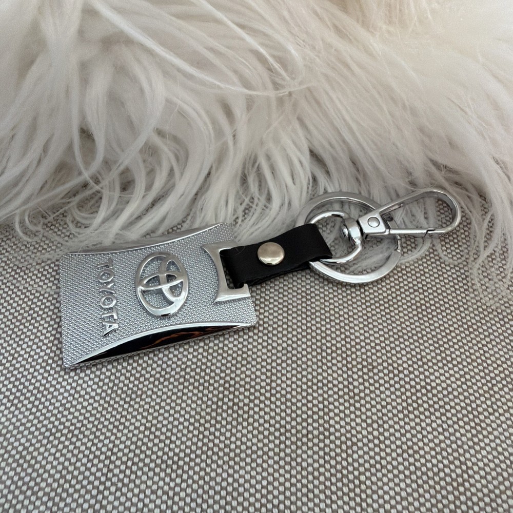 TOYOTA ** ( Logo )  ** Keychain ** METAL **