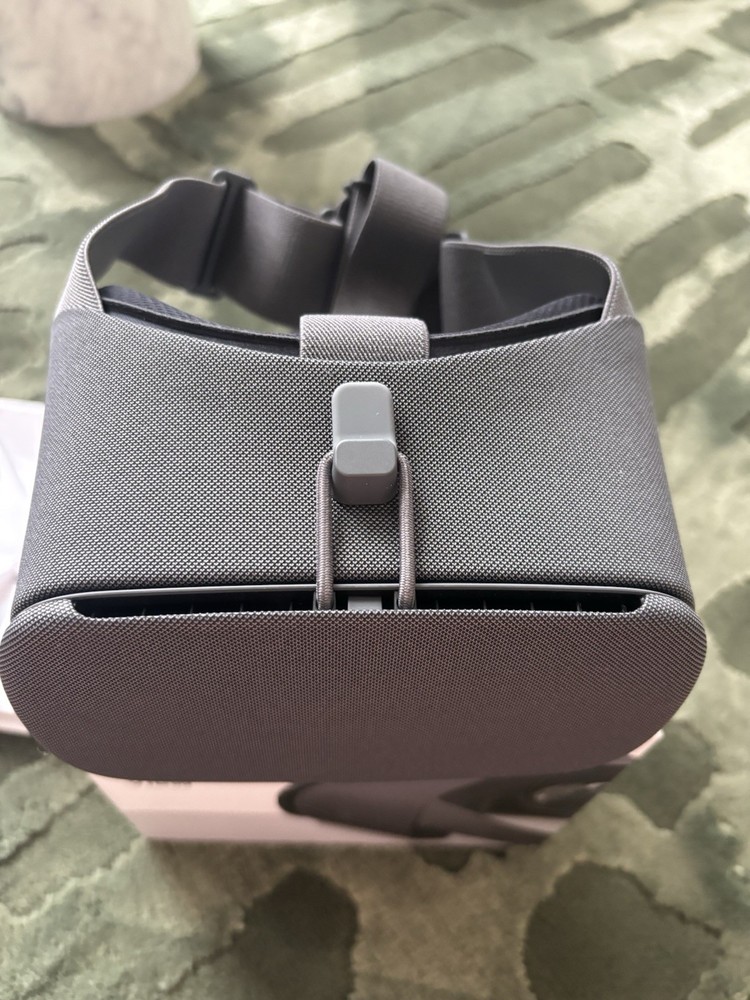 Google Daydream View VR Headset With Remote, Charcoal, Great Condition