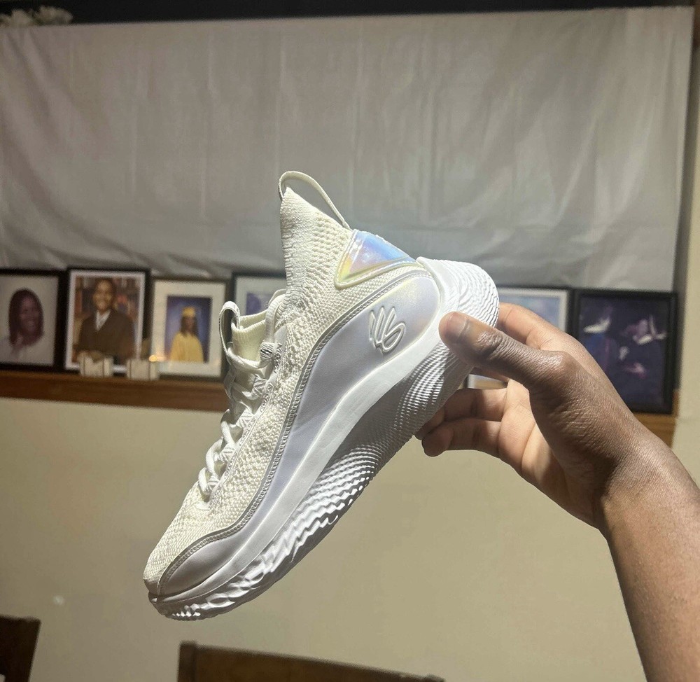 Curry Flow 8 GS 'White Iridescent' US Size 5.5
