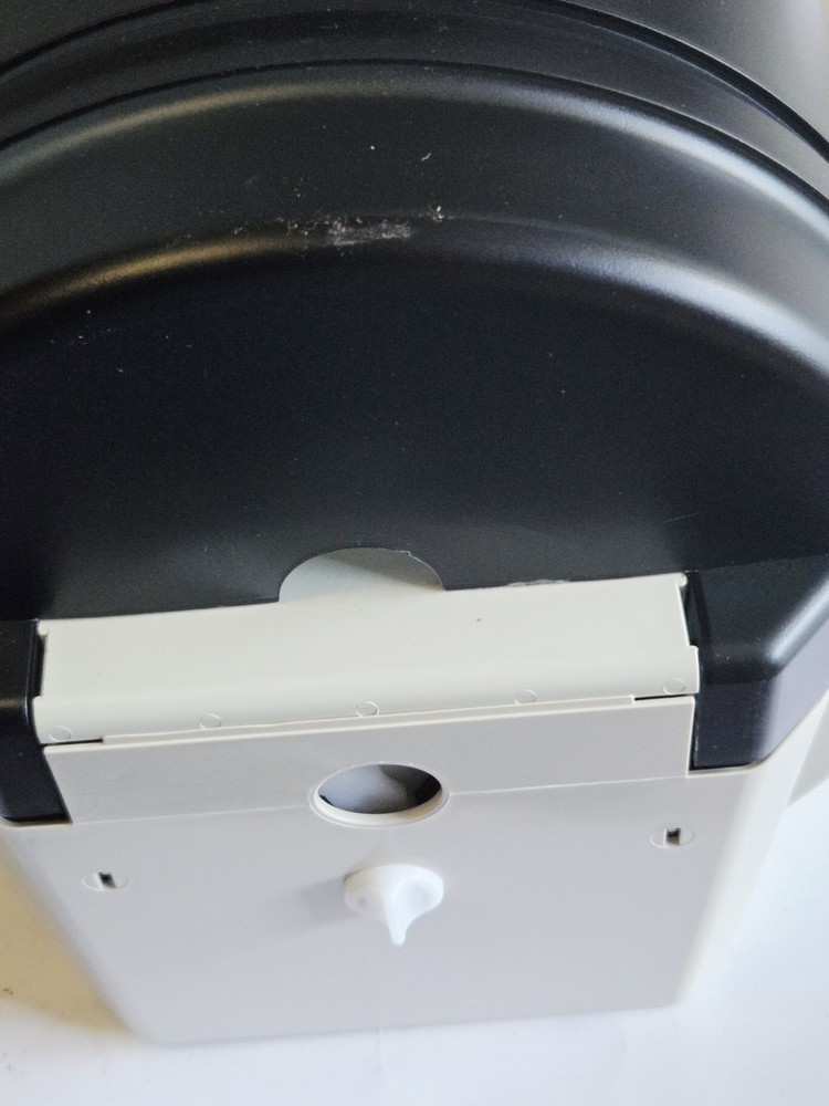 TD0255 – Self-Adjusting Centerpull Towel Dispenser