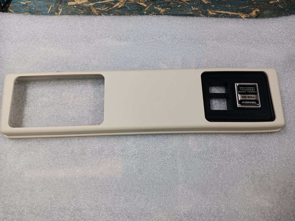 TANDY TRS-80 MODEL 2000 EXACT BROKEN POST/LABEL -EMPTY FRONT PANEL-CLEAN-SEE ALL