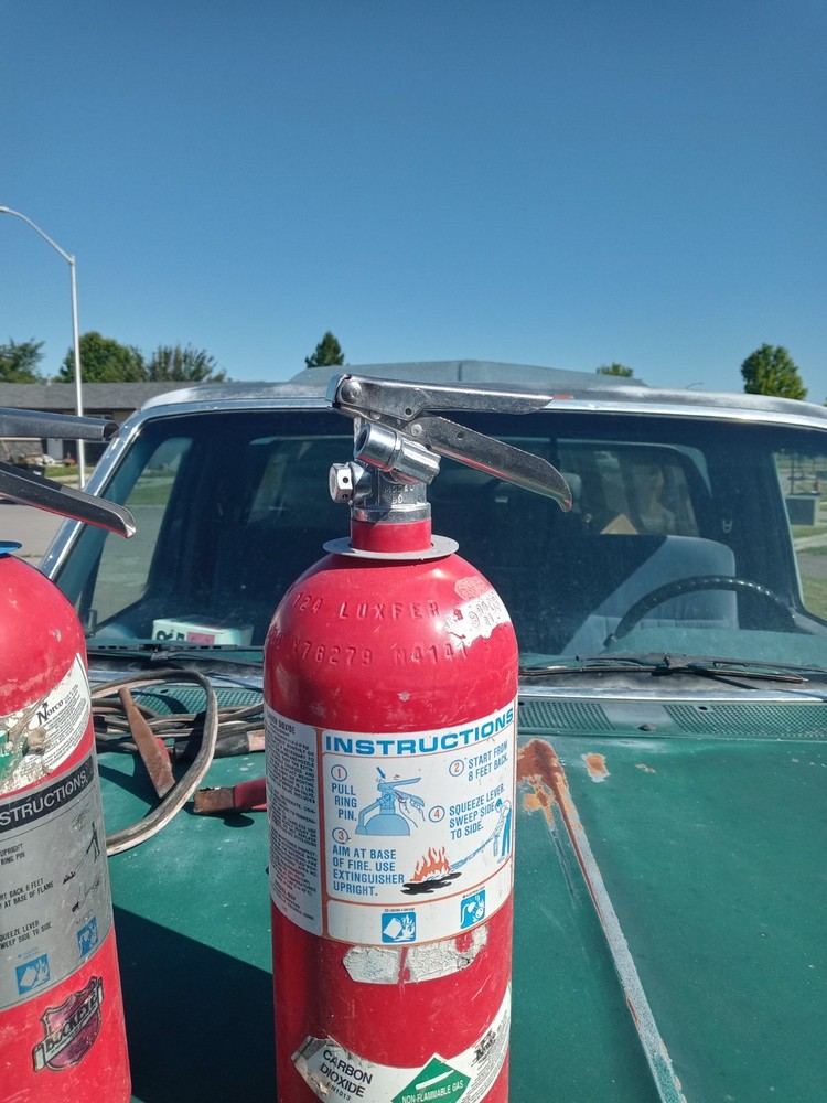 5lb CO2 Fire needs hydro and fill missing parts