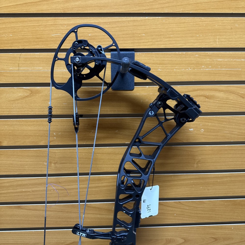 Item 3826 - Elite Archery Compound Bow - Varos - RH - Black - #70