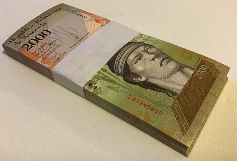 Venezuela Banknote Bundle. 100 X 2000 Bolivares. Dated 2016. Unc.