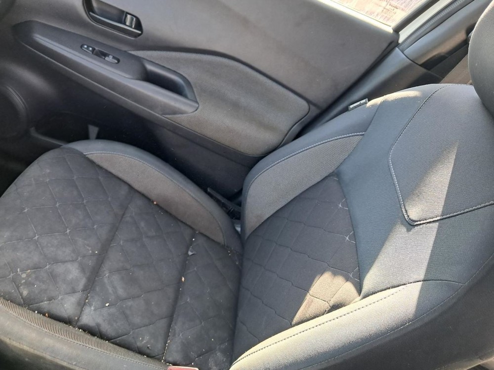 KICKS 2019 Glove Box 4824483