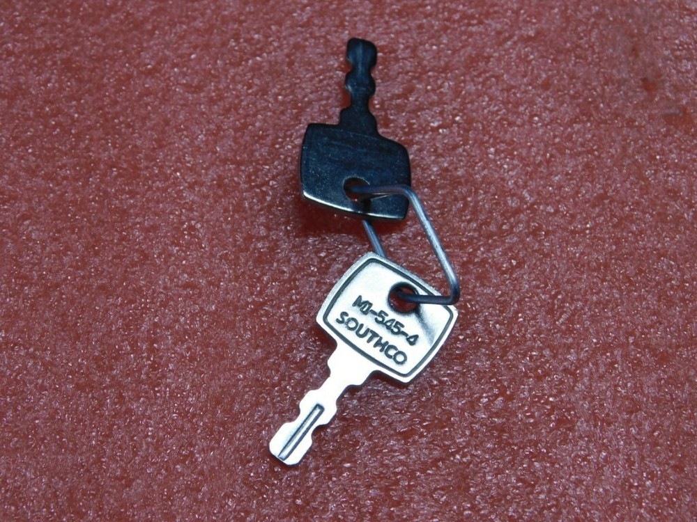 New SOUTHCO Locking Black Plastic Flush Pull Latch -- M1-41 -- Qty Available