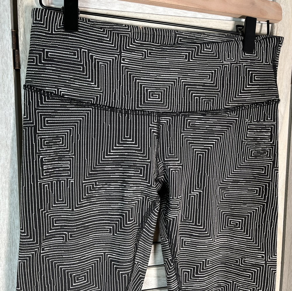 Lululemon Wunder Under Women's 4 Black Patterned Crop Athletic Leggings
