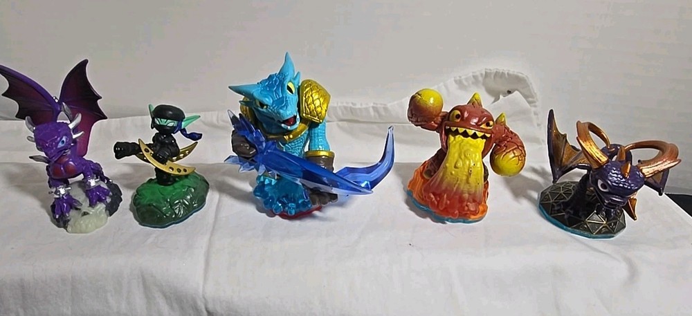 lot of skylanders 5 figures