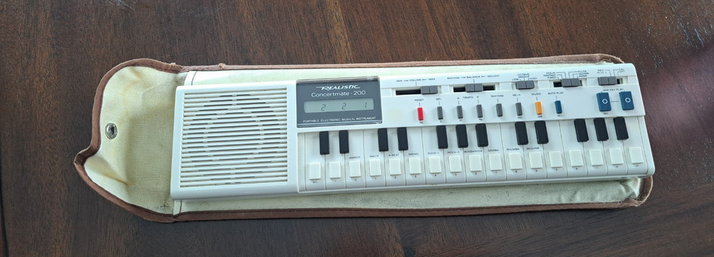 Realistic Concertmate 200 Keyboard Synthesizer w/ Case Tested Working