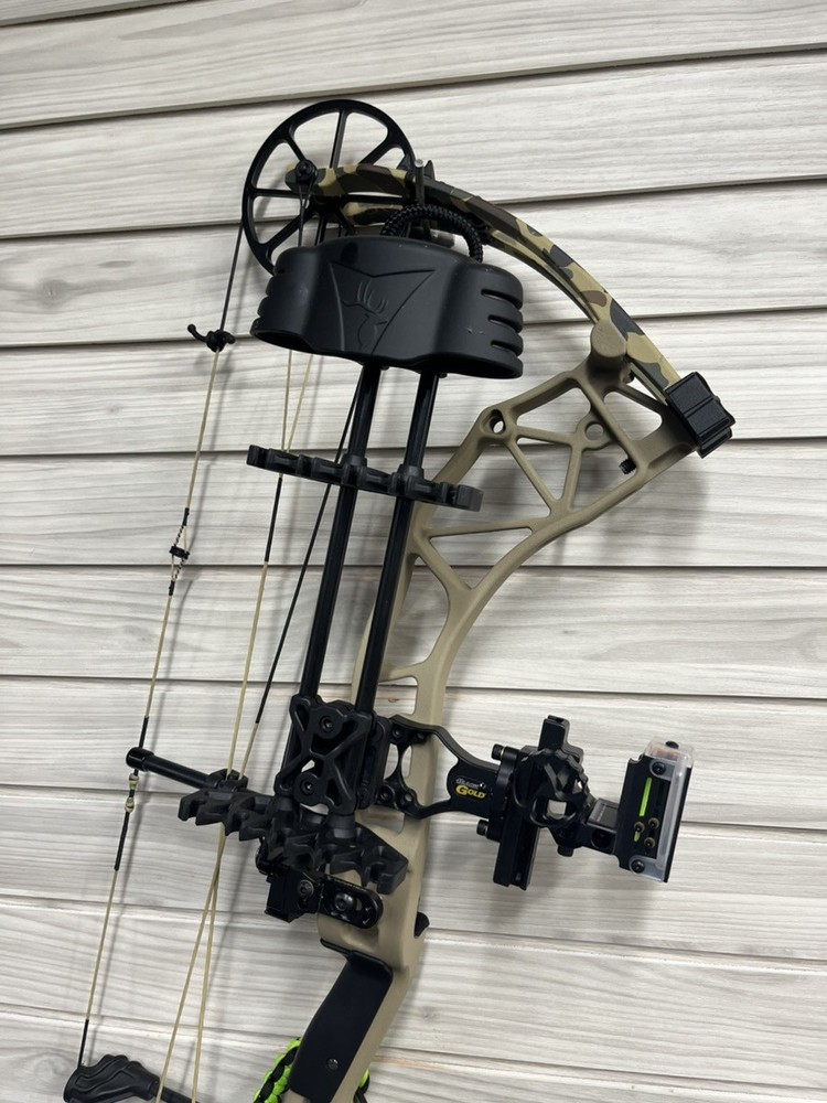Bear Archery Compound Bow With ADAPT Cam System (A1G011659)