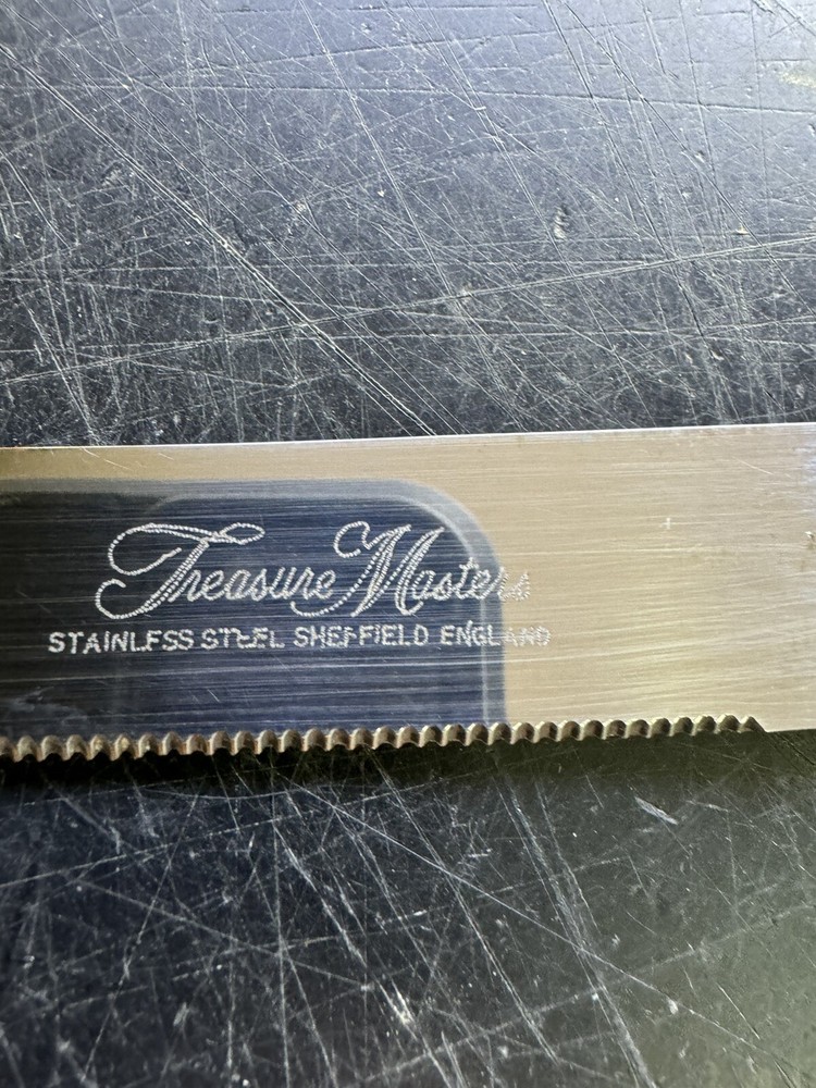 Treasure Masters Cake Knife White Handle