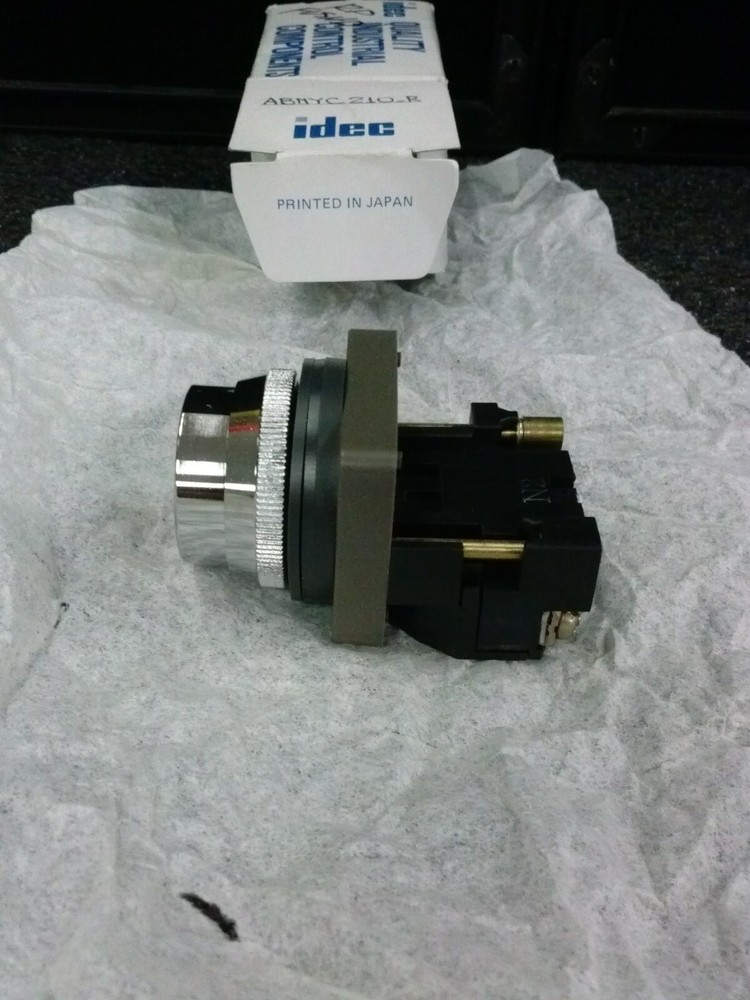 IDEC Type YC10 Red Round Flushed Miniature Pilot Pushbutton Switch